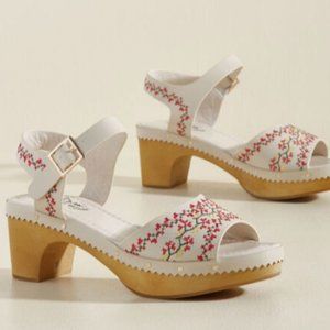 Retro White Wooden Embroidered Heels